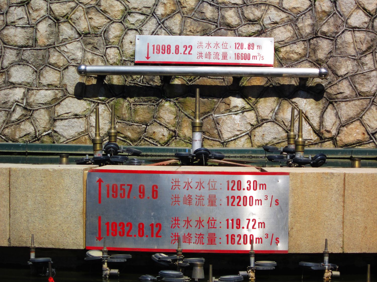 去哈尔滨防洪纪念塔坐几路车