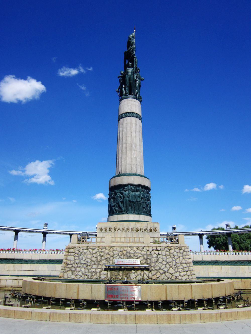 防洪纪念塔左近的松花江面上有什么好玩的吗