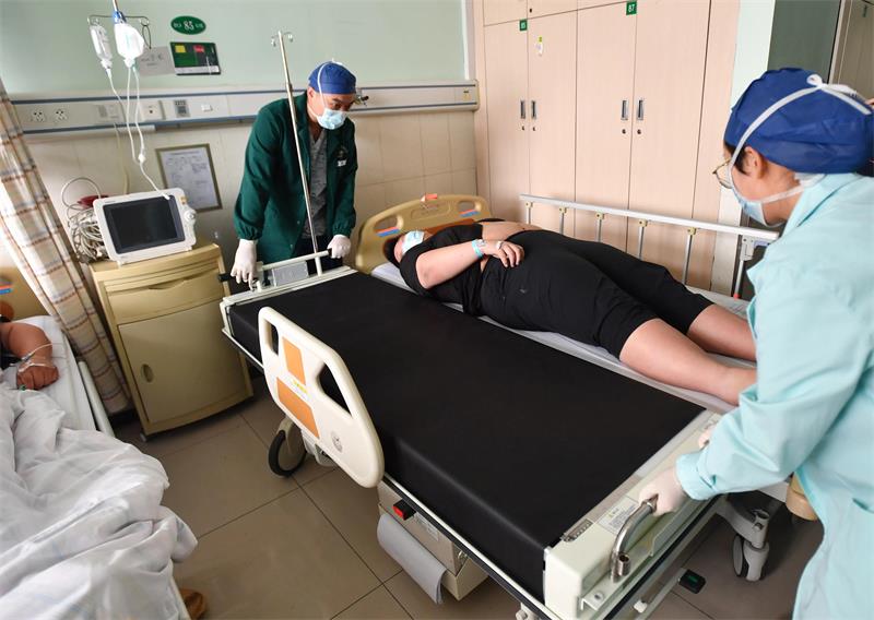 大手术后患者开始进食护士应给予哪种饮食指导